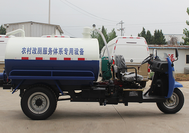 2立方三轮吸污车
